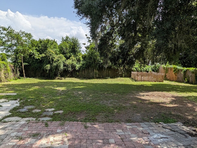 Building Photo - 2109 E Bougainvillea Ave