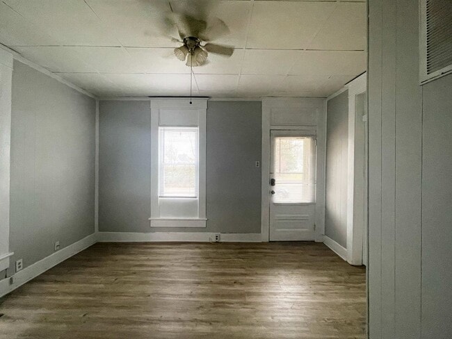 Building Photo - AVAILABLE NOW! Close to Campus