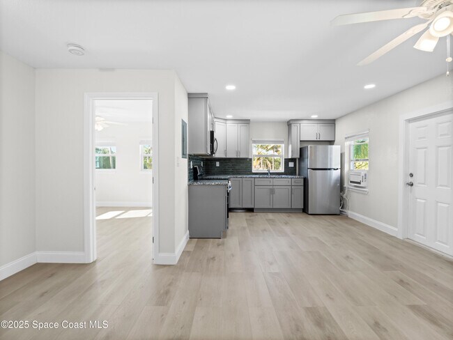 Foto del edificio - 101 Deland Ave