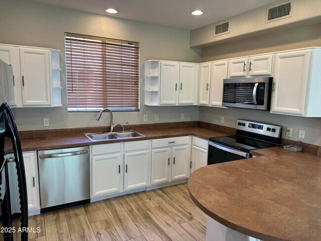 Building Photo - 320 W Mountain Sage Dr