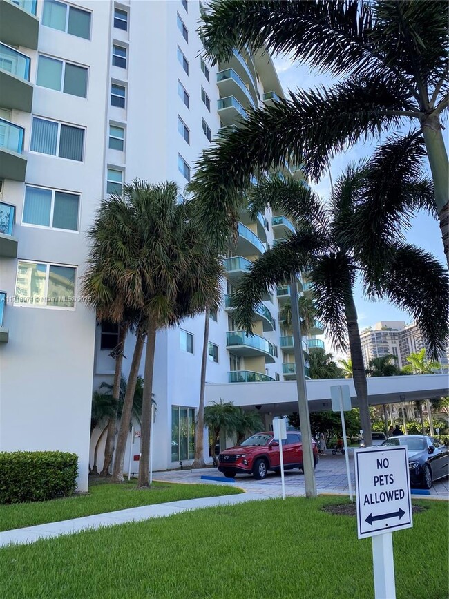 Foto del edificio - 19390 Collins Ave