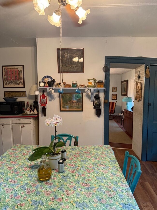 Building Photo - 3 Bedroom Furnished Home