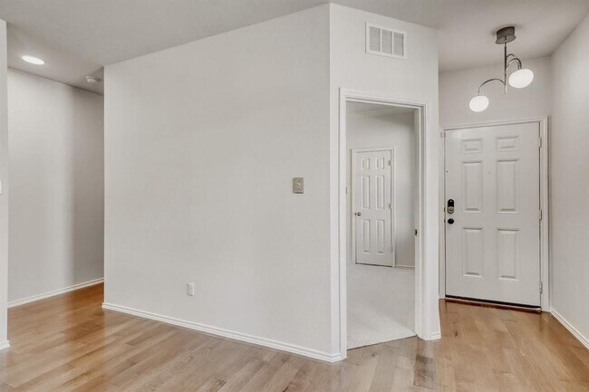 Foto del edificio - 183 Eves Necklace Dr.