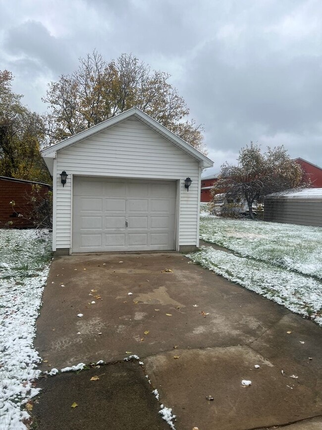 Building Photo - Large 3 Bed 2 Bath House