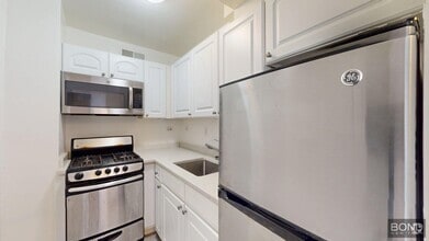 Building Photo - 220 E 63rd St