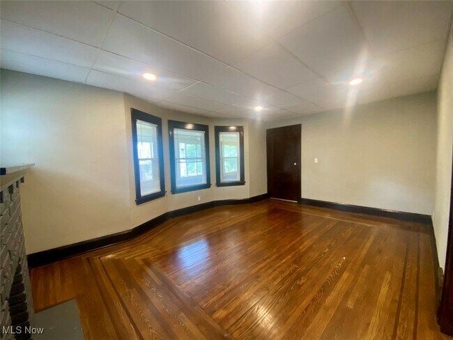 Foto del edificio - 418 Crestwood Ave