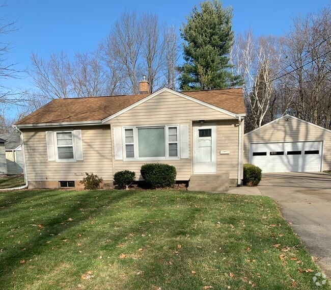 2br, 1bath, full basement,2 car  garage - 3520 Iroquois Trl
