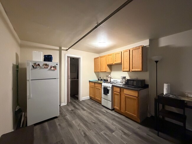 Building Photo - 4060 N Kenmore Ave