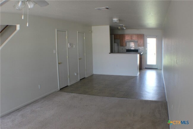 Building Photo - 102 E Robin Ln