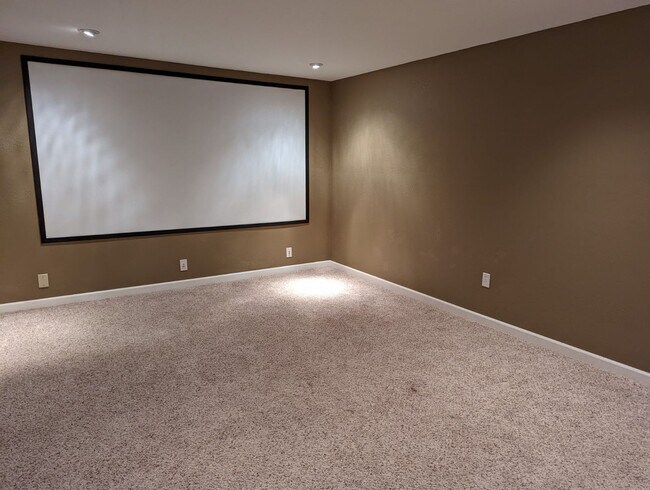 Building Photo - Large 4 bed/2 bath Orchards house - pet-fr...