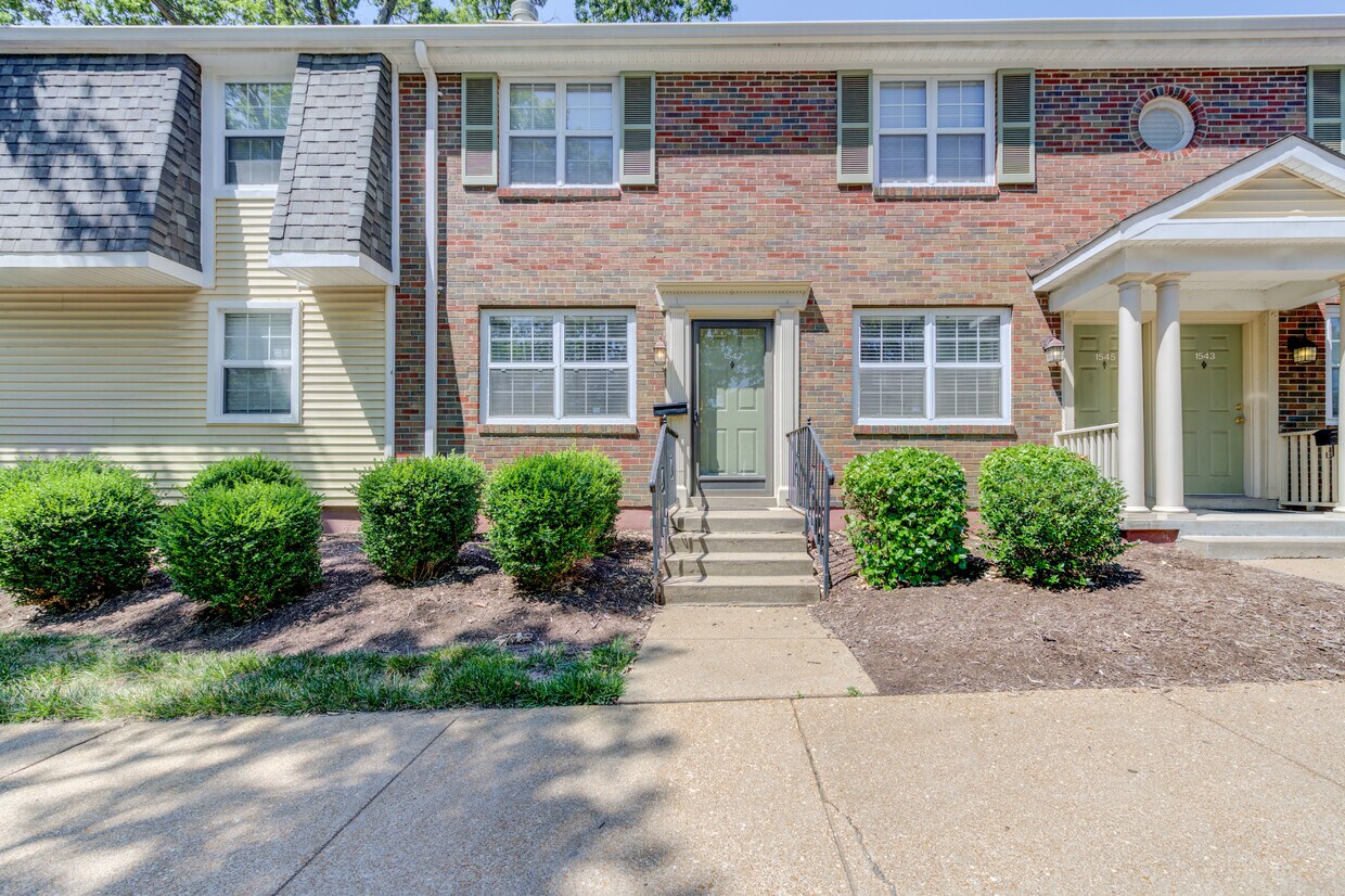 1547 E Swan Cir Unit 1547 E Swan Cir, Brentwood, MO 63144 Condo for
