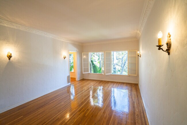 Living Room - 437 N Sycamore Ave