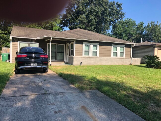 Building Photo - 5235 Pomander Rd