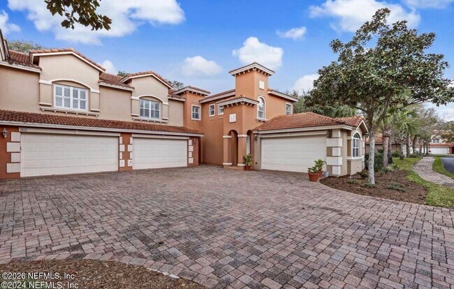 Foto del edificio - 156 Hidden Palms Ln