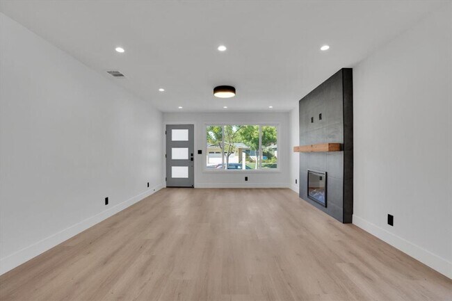 Living Room & Front Door - 644 Vasona Ave