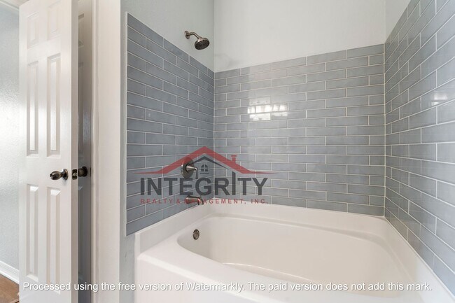 Foto del edificio - 2 BED \ 2 BATH in Point Meadows