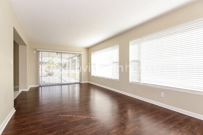 Building Photo - 926 SE 25th Ter