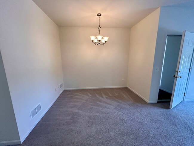 Building Photo - 2 Bedroom 2 Bath Townhouse in Grayslake