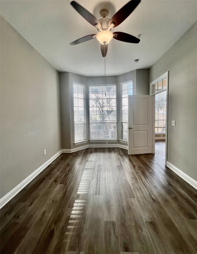 Building Photo - 5353 Memorial Dr