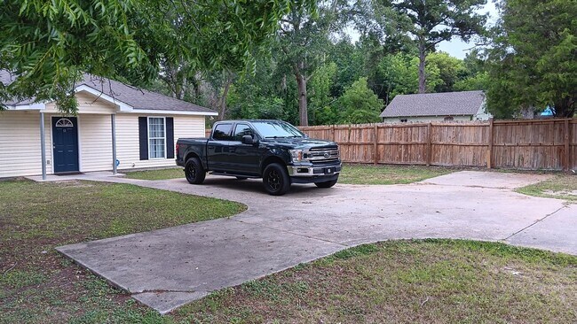 Foto del edificio - 1741 Elvan Ave