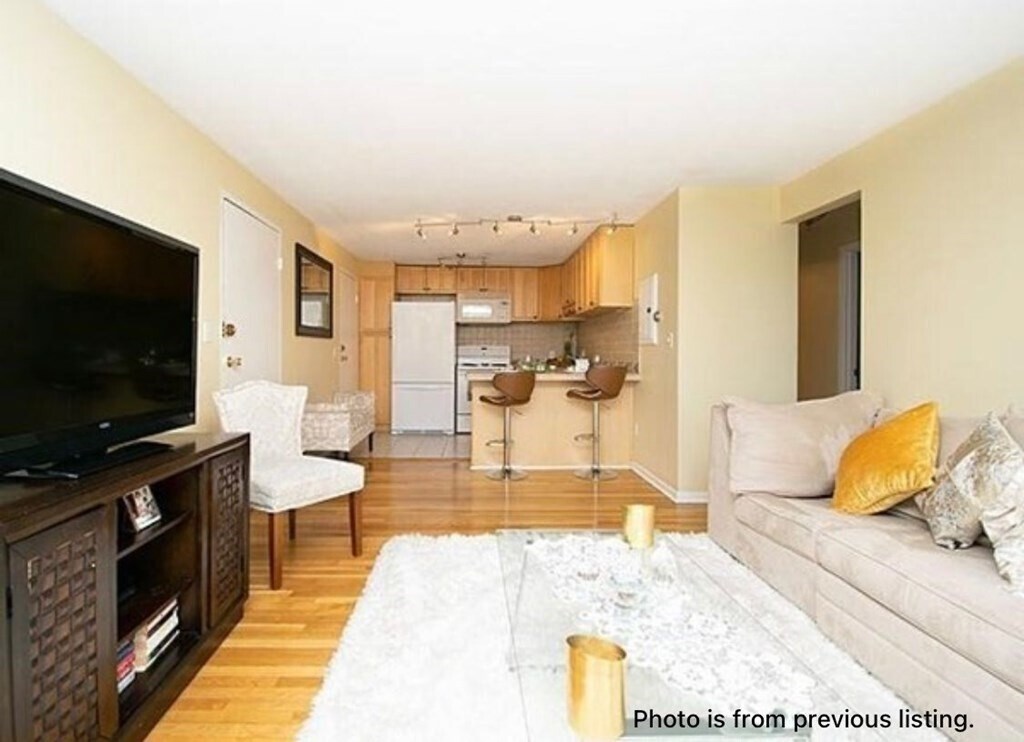 Primary Photo - 211 Baker St
