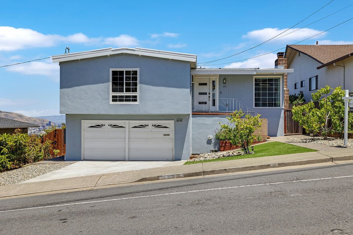 Primary Photo - Modern 4-Bedroom Crestmoor Home with Expan...