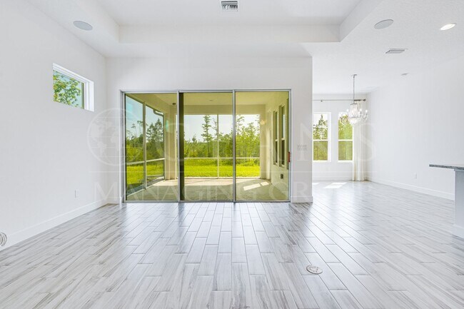 Foto del edificio - Luxurious 3-Bedroom Home Backing to a Natu...