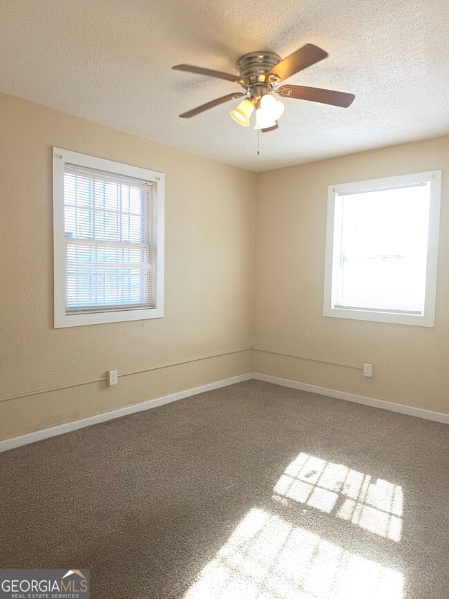 Foto del edificio - 1347 E Washington Rd