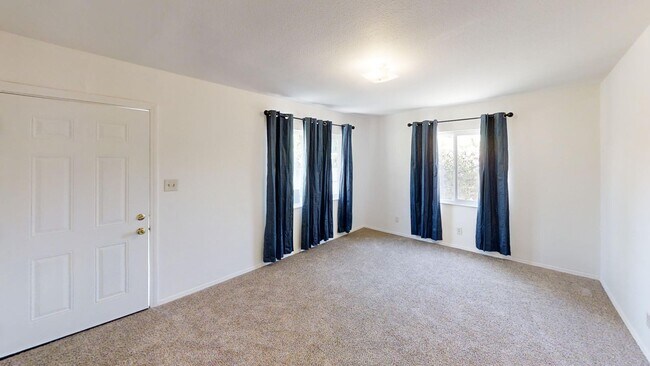 Building Photo - **PENDING APPROVAL**Charming 2 bedroom 1 b...