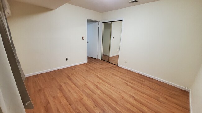 Building Photo - 129 Zoe St