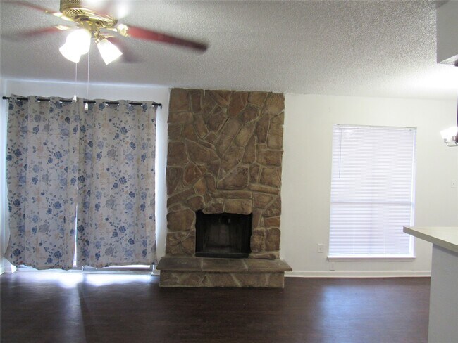 Building Photo - 17331 Red Oak Dr