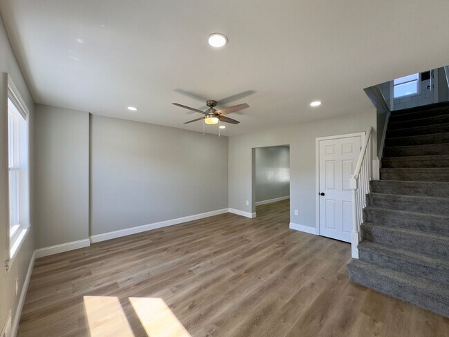 Foto del edificio - Spacious 3-Bedroom Townhome with Modern Am...