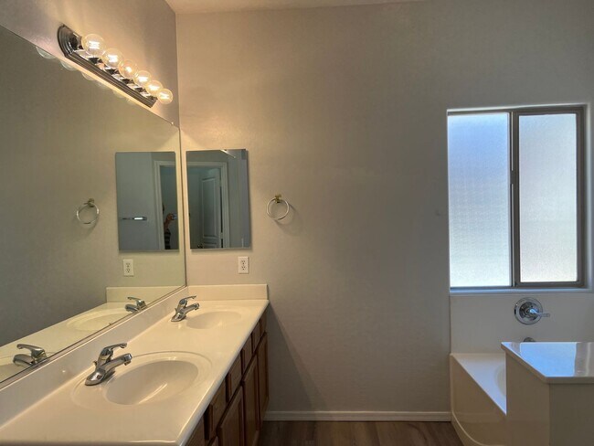Foto del edificio - 4 bed, 2.5 bath, 1,741 sqft