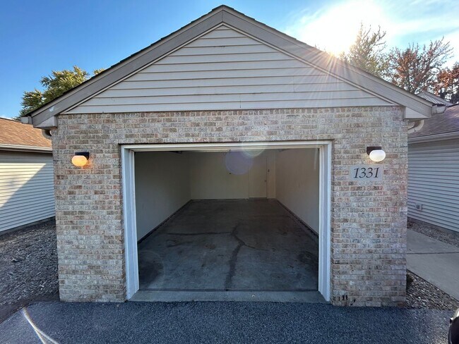 Foto del edificio - 2 bedroom, 2 full bath with attached garage