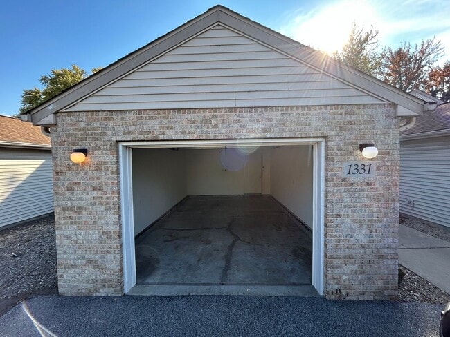 Building Photo - 2 bedroom, 2 full bath with attached garage