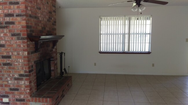 Building Photo - West Pensacola 3/2 Home with Fire Place & ...