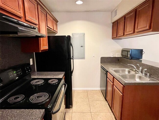 Building Photo - 700 Thicket Ln