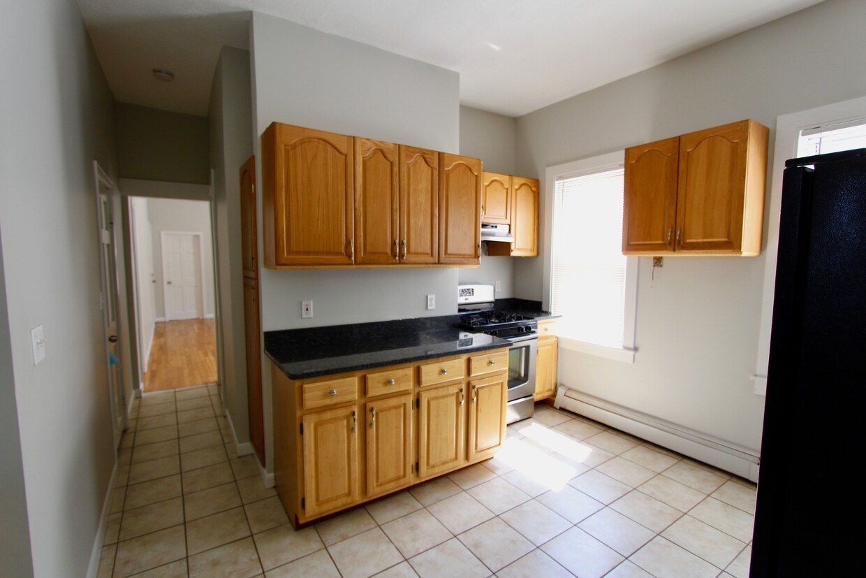 Primary Photo - 154 Bennington St