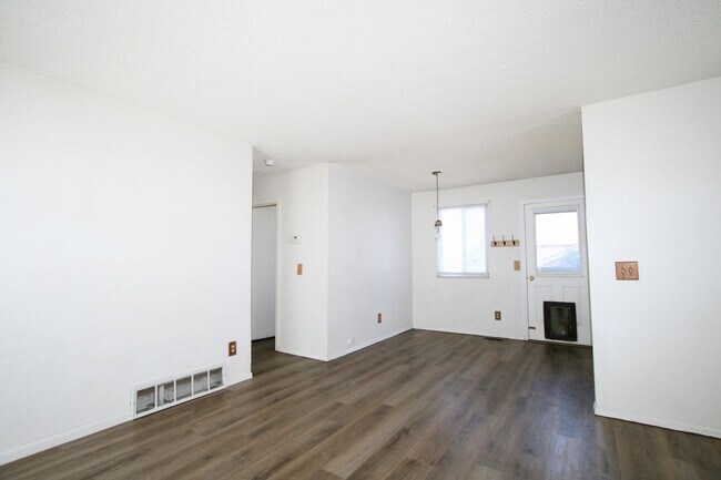 Foto del edificio - Charming Bi-level Home Available in Colora...