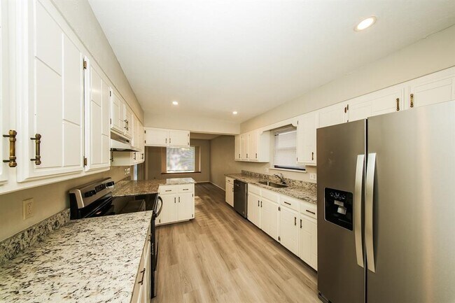 Building Photo - 813 N Briarcliff Dr
