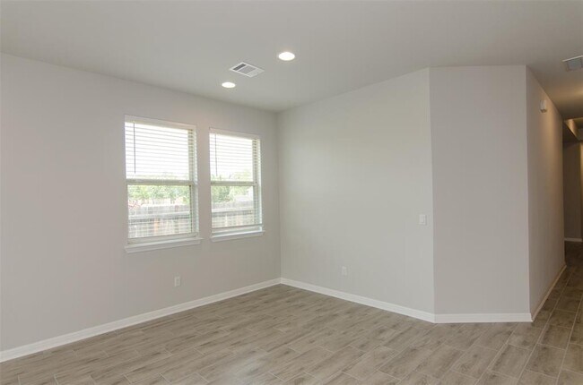 Building Photo - 905 Olive Creek Dr