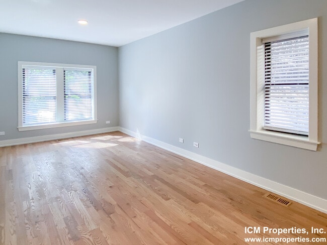 Building Photo - 344 W Dickens Ave