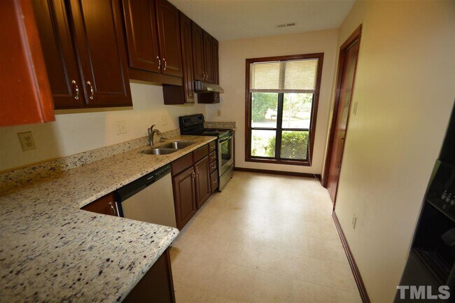 Foto del edificio - 204 Twin Oaks Pl