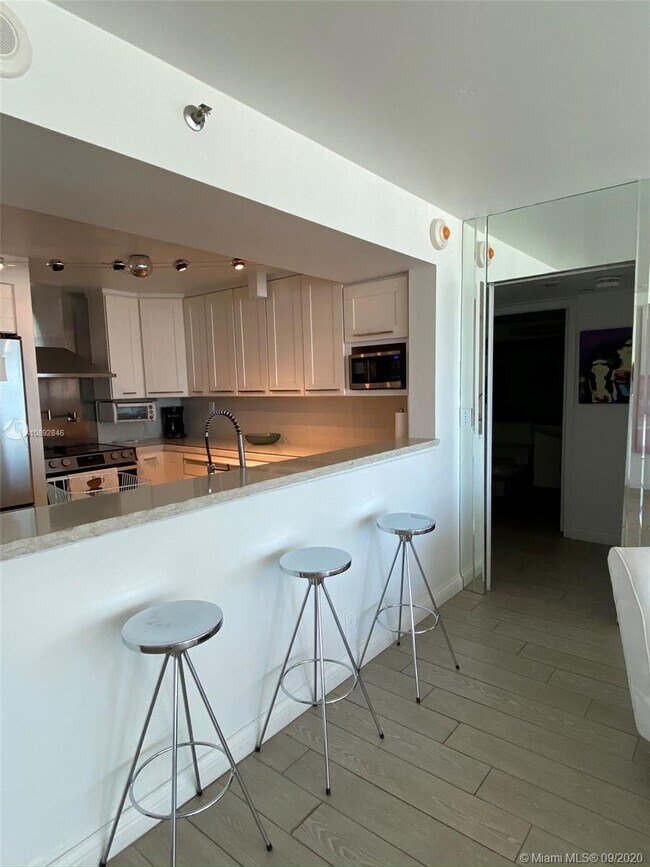 Foto del edificio - 400 South Pointe Dr