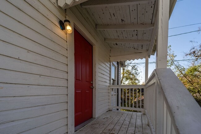 Building Photo - Cozy and Affordable 2 Bedroom Garage Apt in 77705!