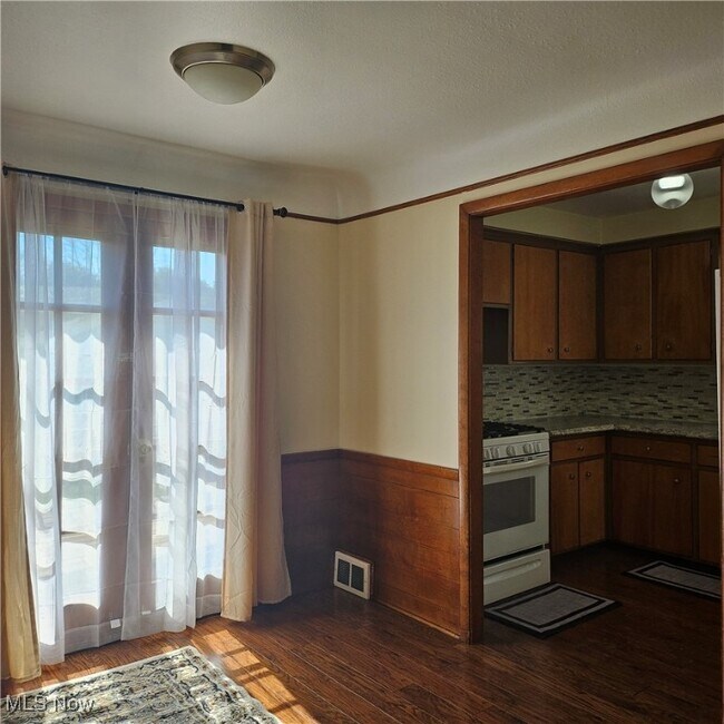 Foto del edificio - 13710 Rybak Ave