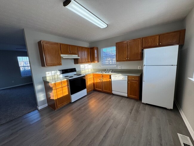 Foto del edificio - Spacious 3 bedroom, 2 bathroom home near Russell Sims park