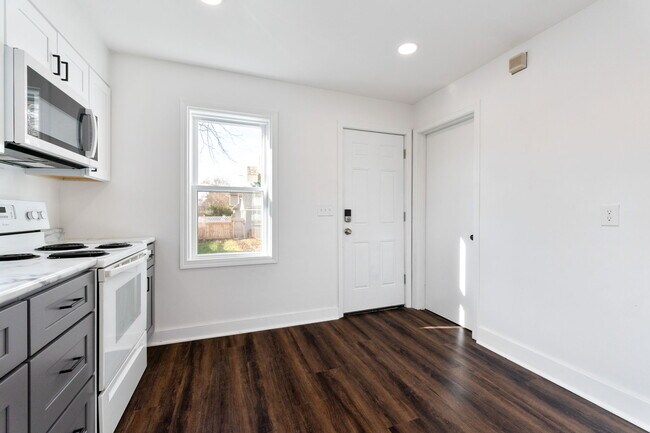 Building Photo - 1427 Lockbourne Rd