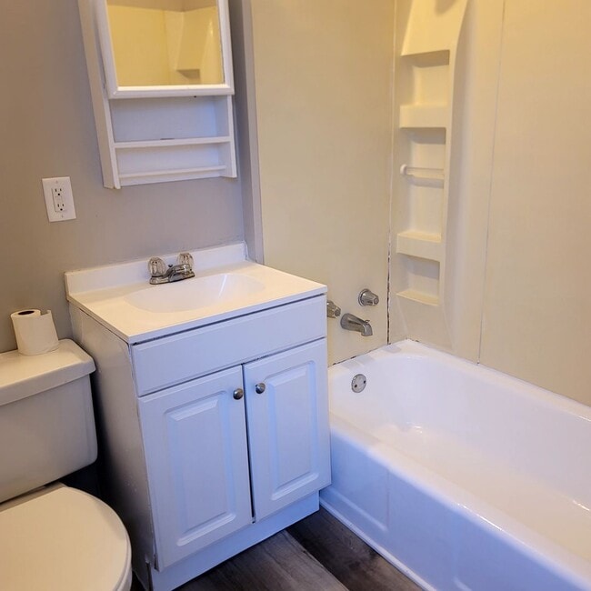 Building Photo - Newly listed and renovated 4 bed 2 bathroo...