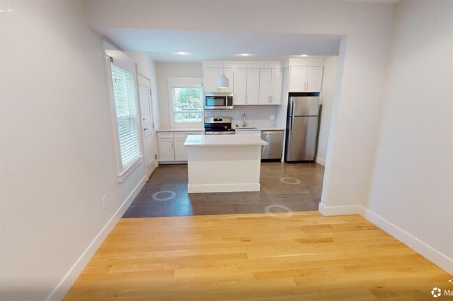 Building Photo - 200 Banks St